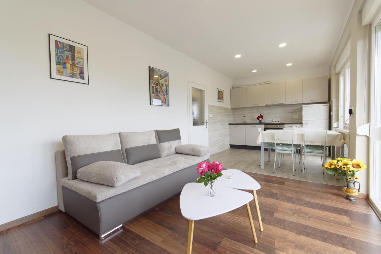 Apartment Patrik By Rent Istria Umago Exterior foto